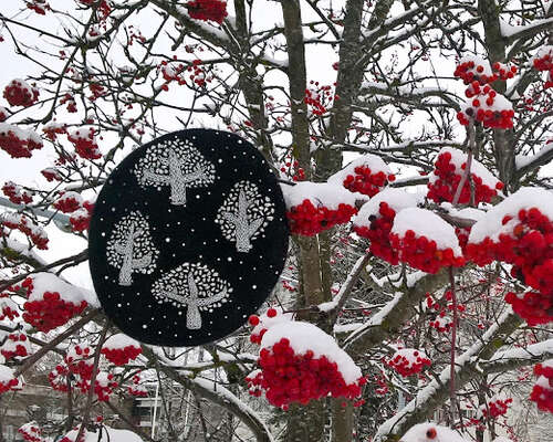 Lumipuupäähine / Embroidered snowy trees
