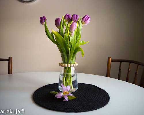 Kevät huumaa tulppaaneilla & uudella pöydällä