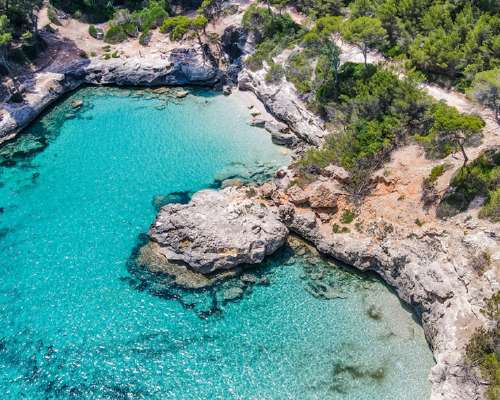 Bajo el sol de Menorca: las 15 mejores playas...