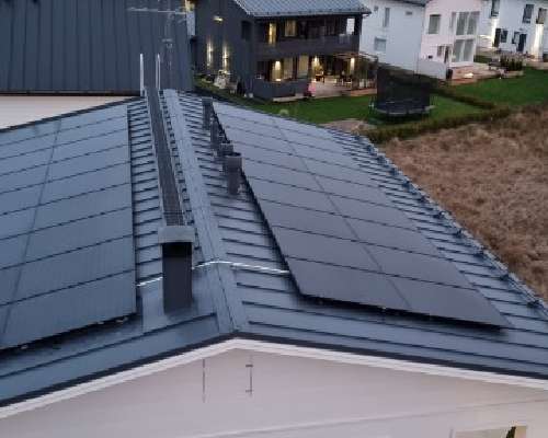Aurinkopaneelit talomme katolla