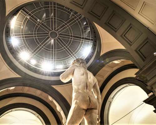 Michelangelon David-veistos uudessa valossa