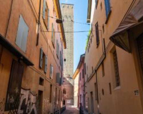 Bolognan nähtä­vyyksiä – Prendi­parten torni...