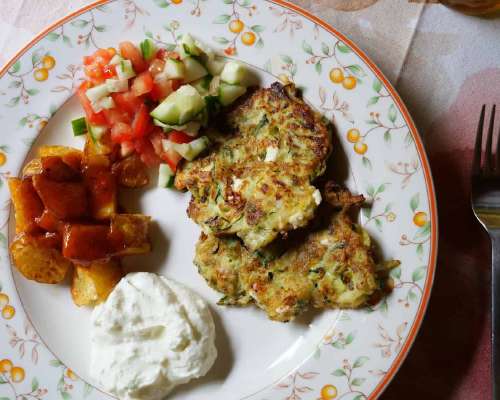 Feta-kesäkurpitsapihvit välimerelliseen tyyliin