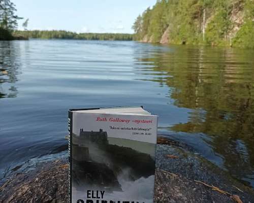 Elly Griffiths: Jyrkänteen reunalla