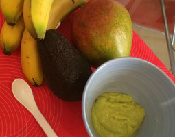 Kuohkea banaani-avokado-mangosose.