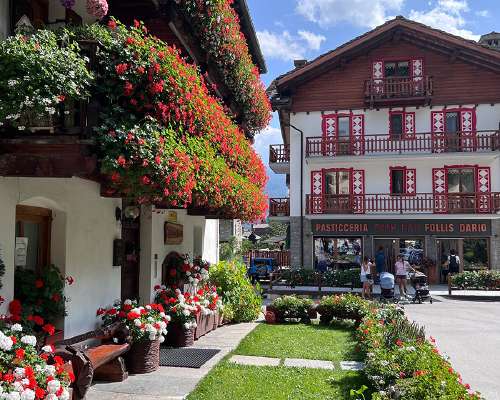 Aostanlaakson kylät Gressoney-Saint-Jean ja F...