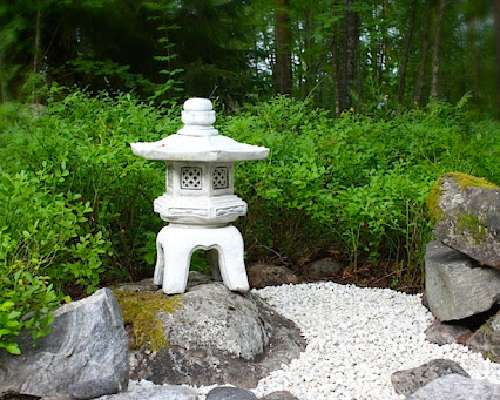 Japanilaistyylinen puutarha kivikkoon