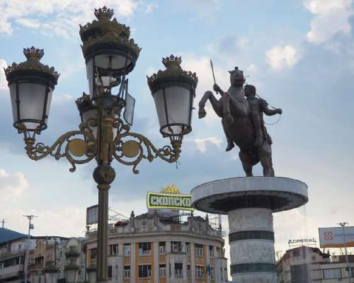 Pohjois-Makedonian Skopje tunnetaan patsaistaan