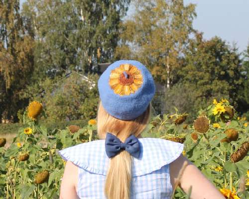 Auringonkukkabaskeri / Beret with sunflower e...