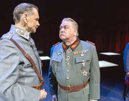 Mannerheim-näytelmässä kiiltävät univormut ja...