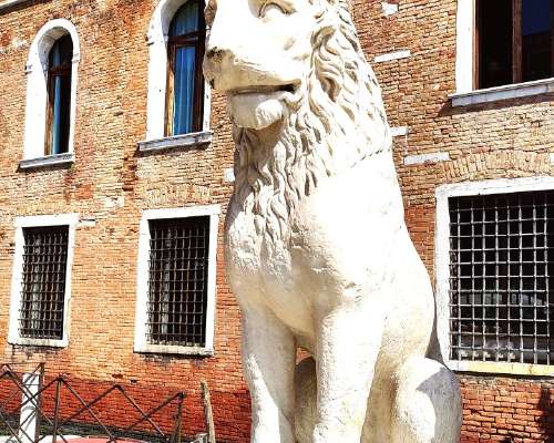 Venetsian biennaalista tuttu leijonapatsas ry...