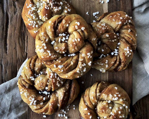 Vegaaniset korvapuustit + ohje helppoihin kie...