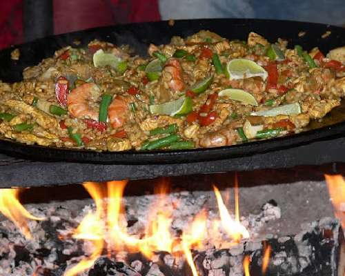 Paella on kesäkeittiön suosikki ja kaikkien k...